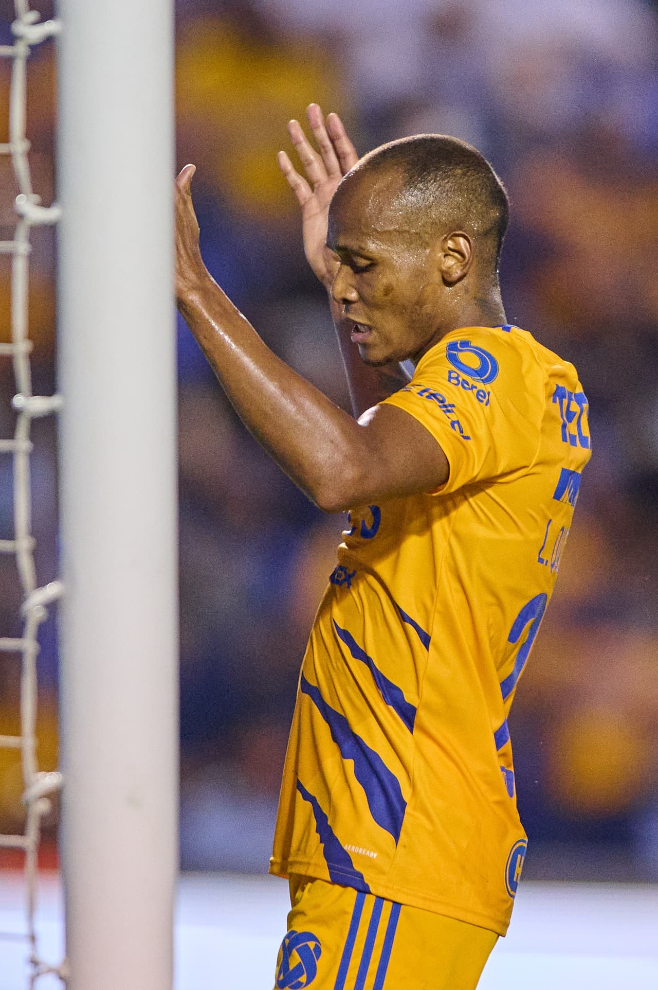 Cuatro minutos después, Quiñones volvía a rematar en dos tiempos solo frente al arco, pero de nuevo en fuera de lugar.