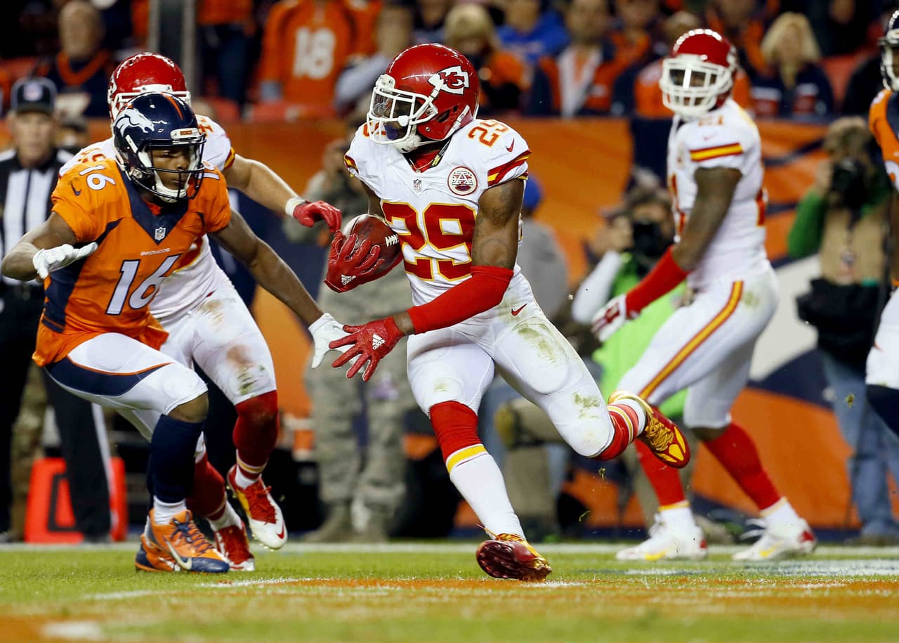 Los Kansas City Chiefs vencieron 29-13 a los Denver Broncos en partido donde Peyton Manning rompió la marca de yardas por pase de por vida pero, terminó en la banca.