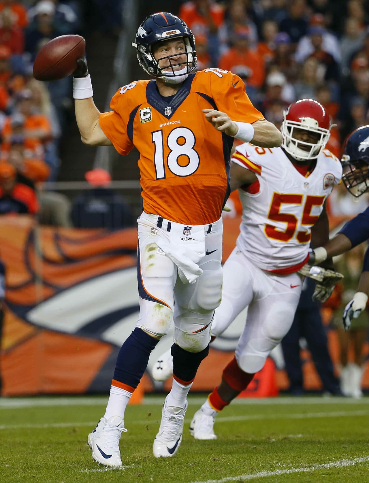 Los Kansas City Chiefs vencieron 29-13 a los Denver Broncos en partido donde Peyton Manning rompió la marca de yardas por pase de por vida pero, terminó en la banca.