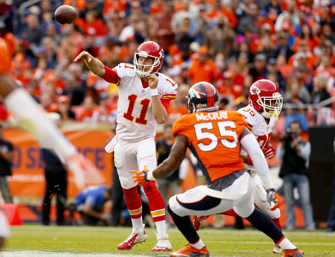 Los Kansas City Chiefs vencieron 29-13 a los Denver Broncos en partido donde Peyton Manning rompió la marca de yardas por pase de por vida pero, terminó en la banca.