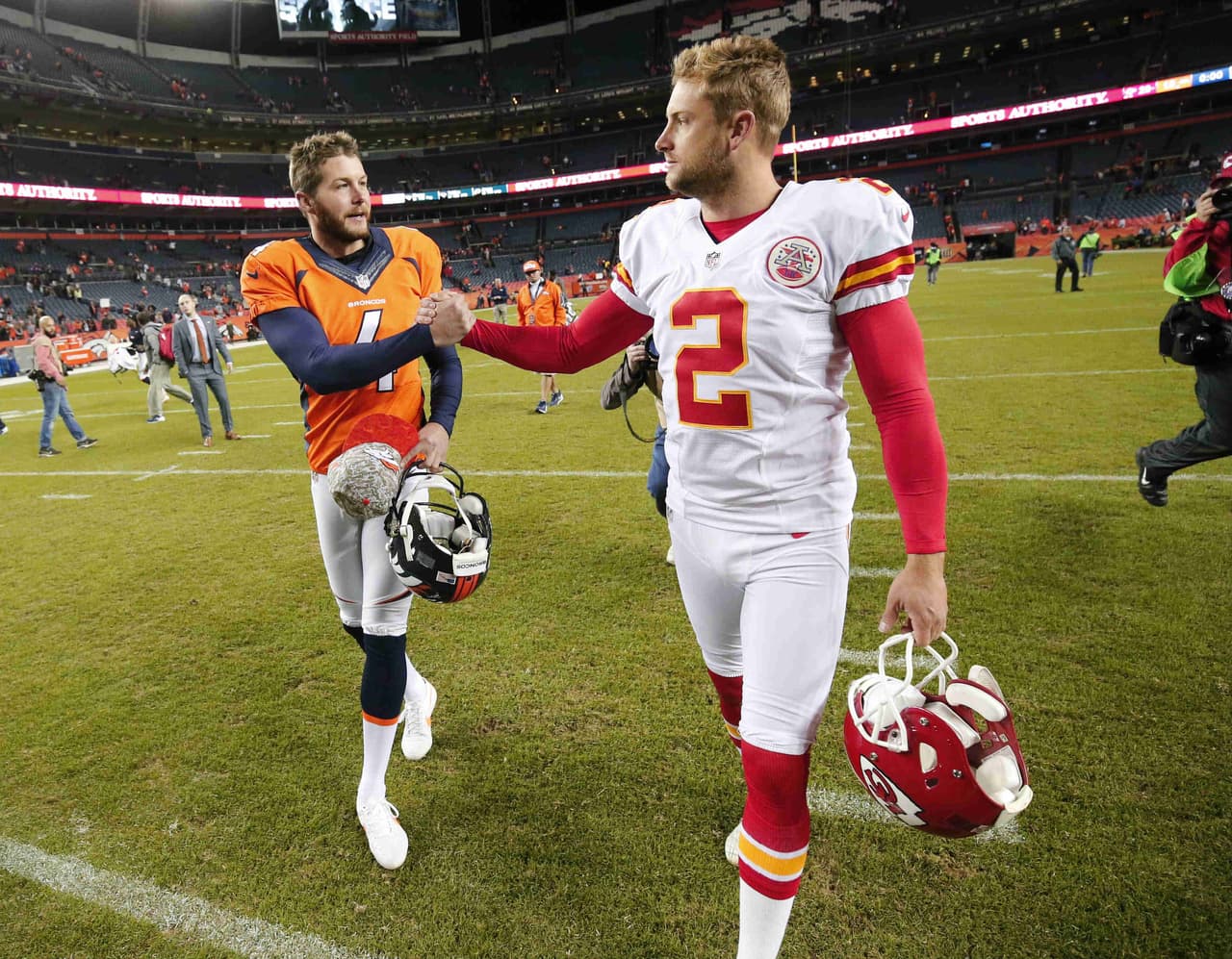 Los Kansas City Chiefs vencieron 29-13 a los Denver Broncos en partido donde Peyton Manning rompió la marca de yardas por pase de por vida pero, terminó en la banca.