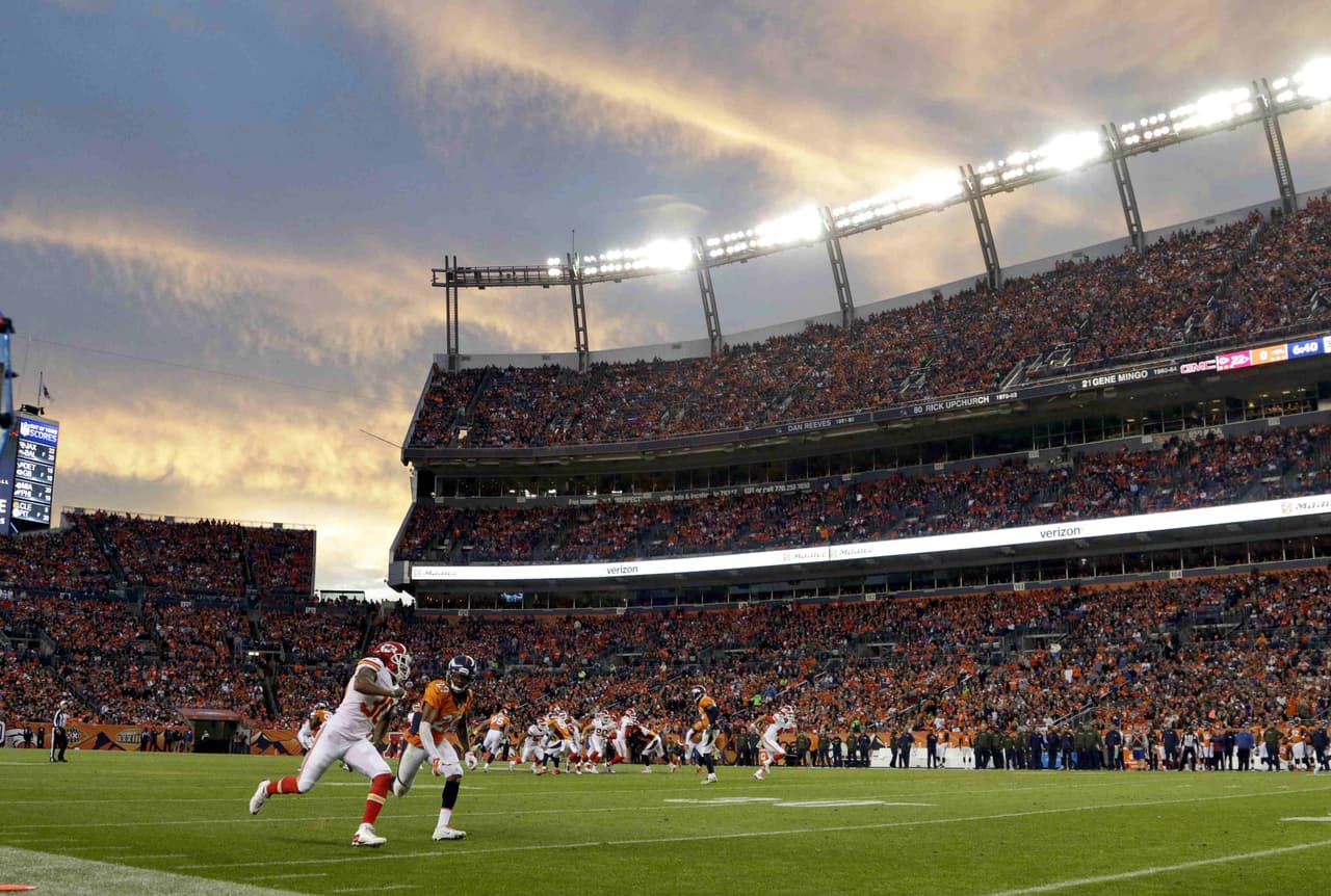Los Kansas City Chiefs vencieron 29-13 a los Denver Broncos en partido donde Peyton Manning rompió la marca de yardas por pase de por vida pero, terminó en la banca.