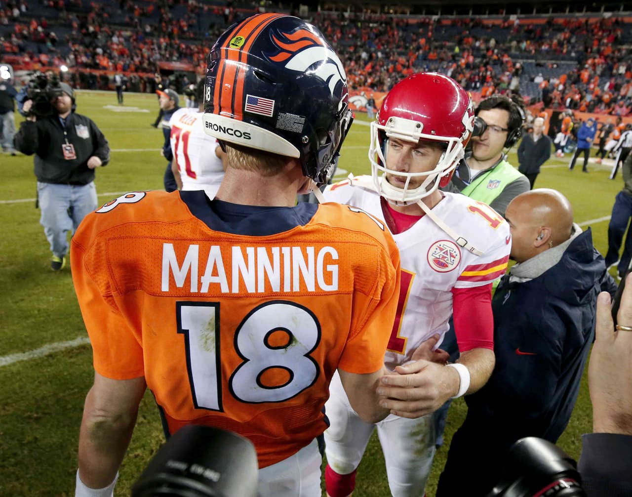 Los Kansas City Chiefs vencieron 29-13 a los Denver Broncos en partido donde Peyton Manning rompió la marca de yardas por pase de por vida pero, terminó en la banca.