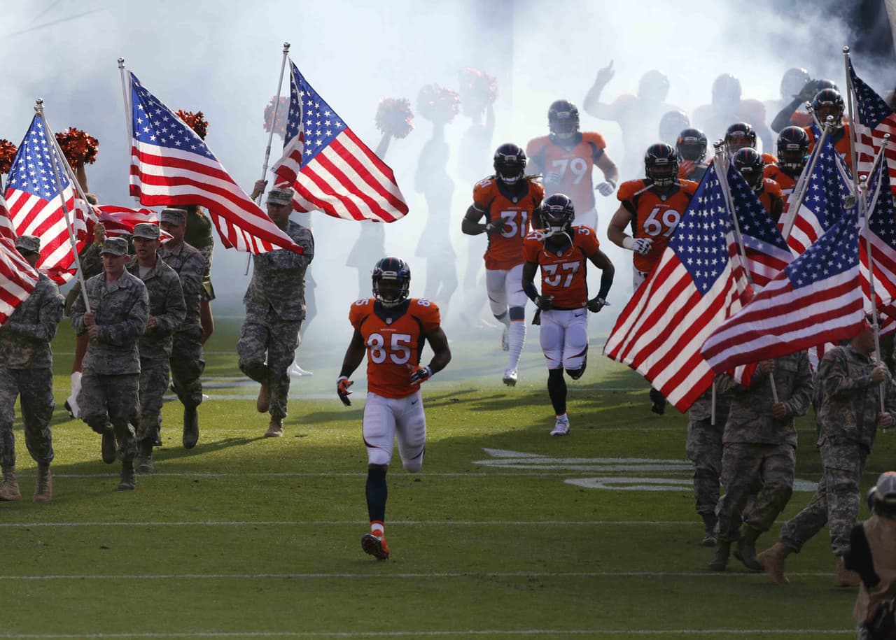 Los Kansas City Chiefs vencieron 29-13 a los Denver Broncos en partido donde Peyton Manning rompió la marca de yardas por pase de por vida pero, terminó en la banca.