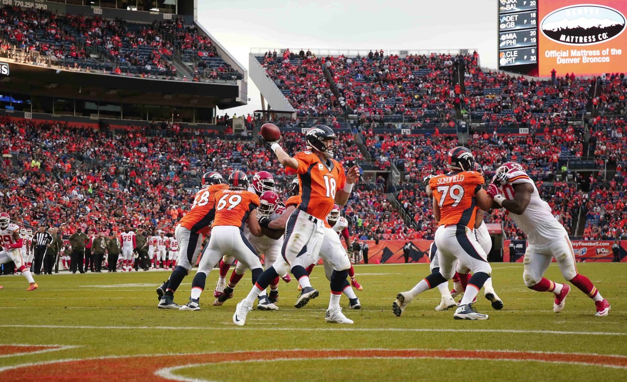 Los Kansas City Chiefs vencieron 29-13 a los Denver Broncos en partido donde Peyton Manning rompió la marca de yardas por pase de por vida pero, terminó en la banca.
