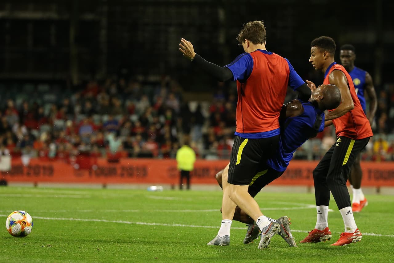 Manchester United entrenó este jueves a puertas abiertas en Perth, Australia, para tener contacto con los cientos de aficionados que llegaron hasta el WACA Ground. Paul Pogba, aún sin definir su futuro, fue uno de los más aclamados tomándose fotos y firmando autógrafos a quienes se lo pidieron. Los Diablos Rojos enfrentarán al Perth Glory y al Leeds United en esta gira por suelo australiano.