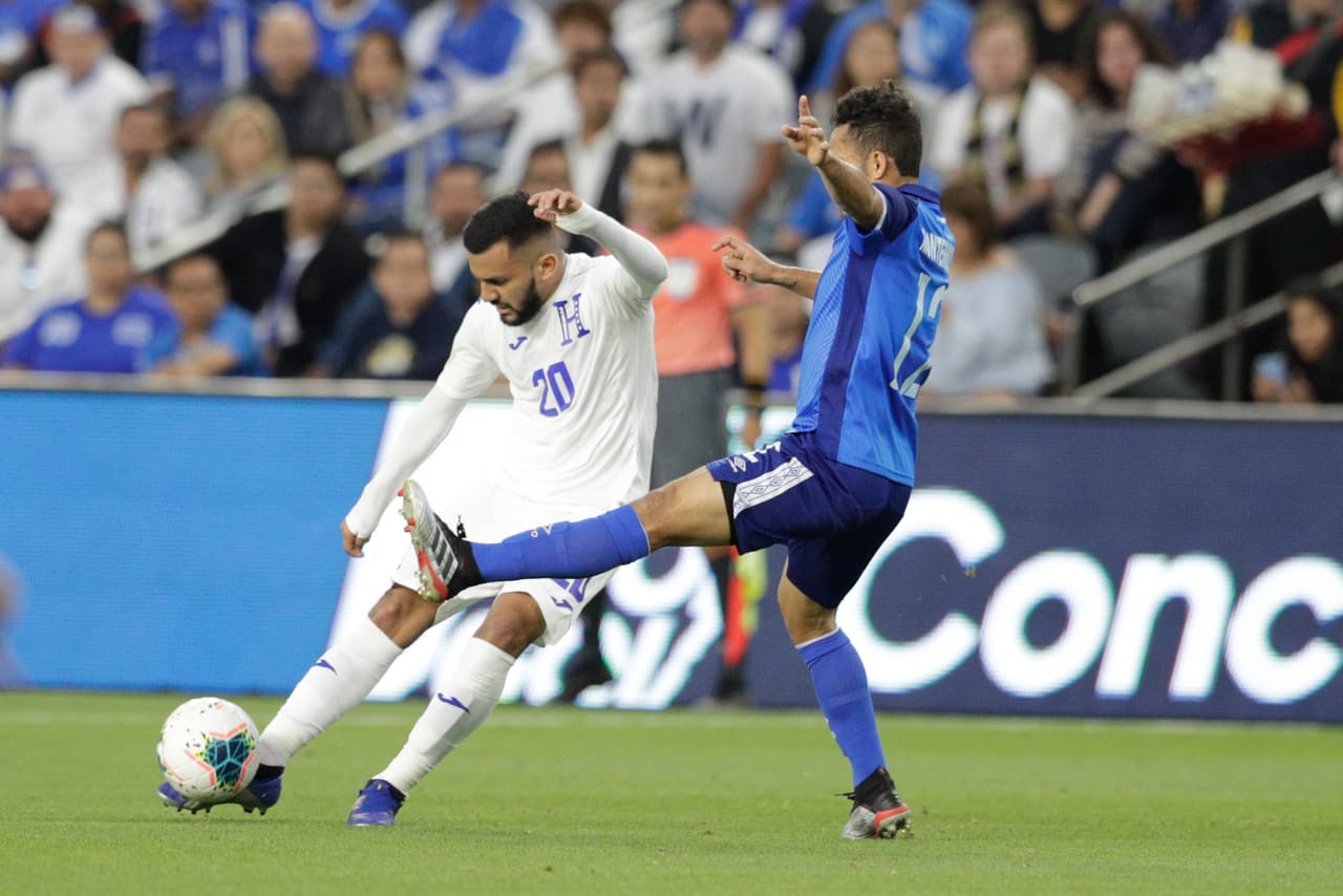 Aquí jalando del gatillo Jorge Álvarez de Honduras en una primera mitad que los Catrachos dominaron en ocasiones de gol y posesión del esférico.