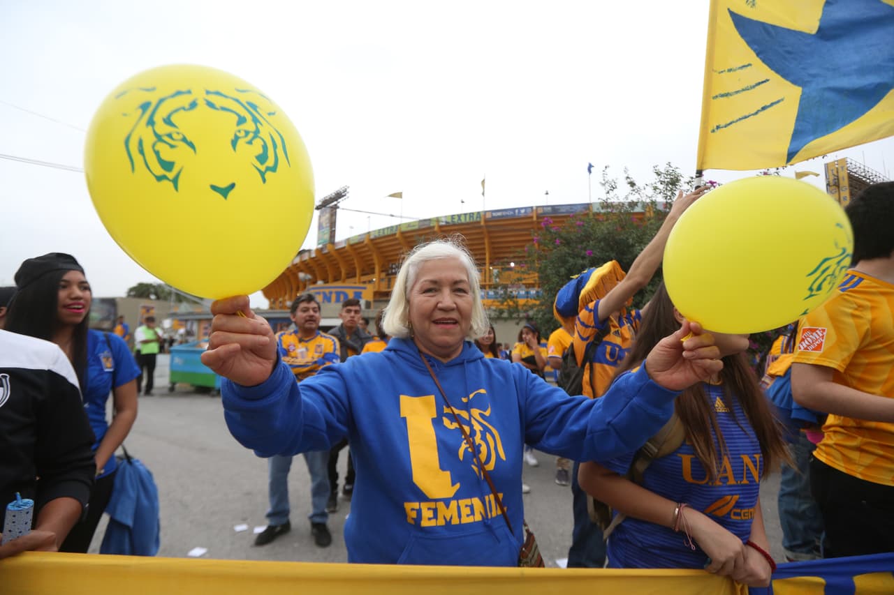 Los fanáticos viven con emoción los minutos previos al juego entre Tigres y Rayadas por la Final de la Liga MX Femenil Clausura 2019.