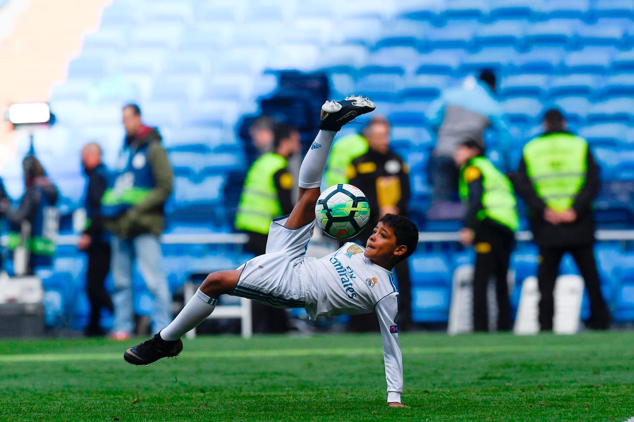 El detalle curioso lo protagonizó el hijo de Cristiano Ronaldo quien al término del encuentro intentó replicar la chilena de su padre.
