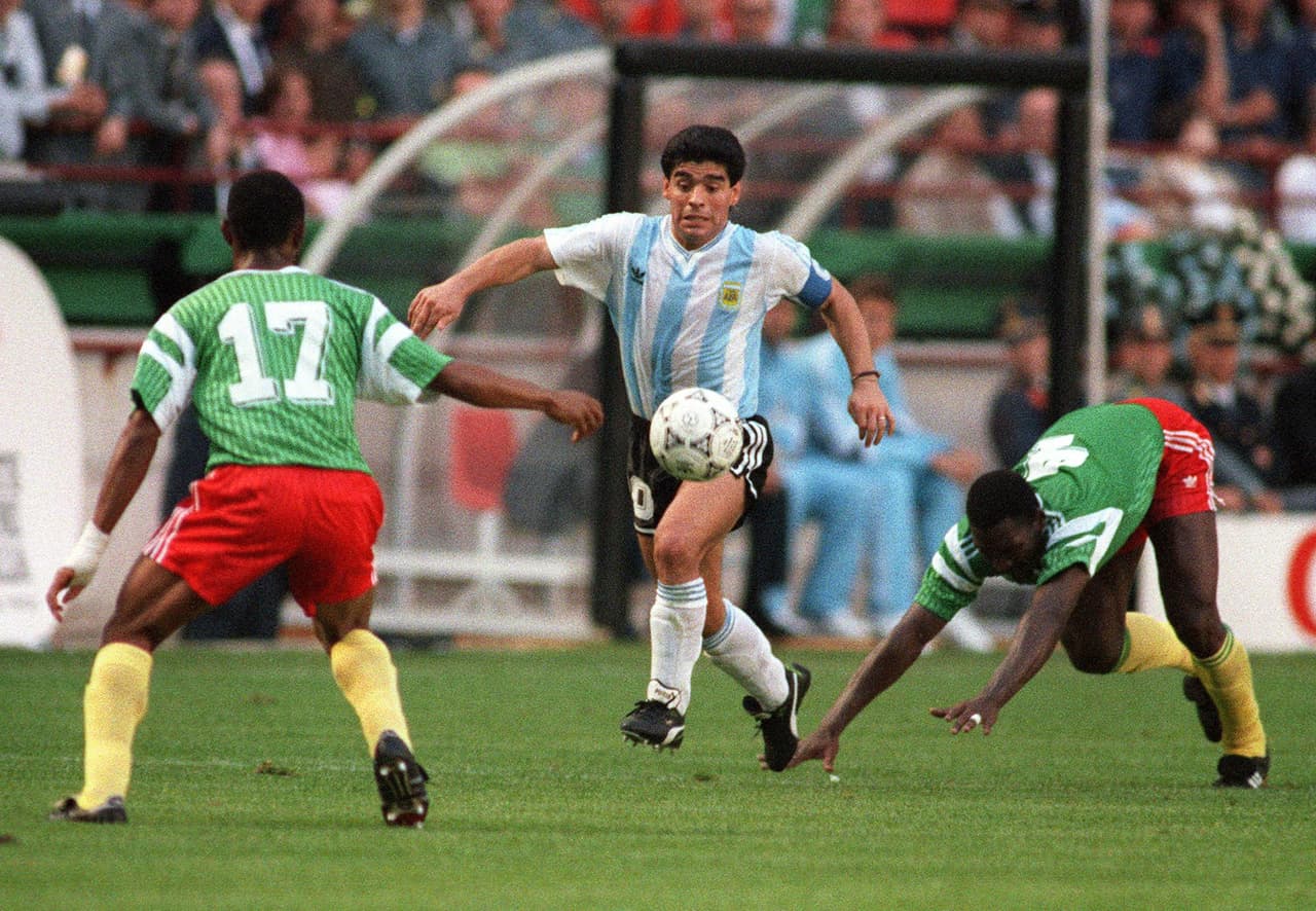 Argentina y Diego Maradona, ahora como campeones vigentes, perdieron sorpresivamente su partido de debut en Italia 1990 contra Camerún 1-0 el 13 de junio de ese año.