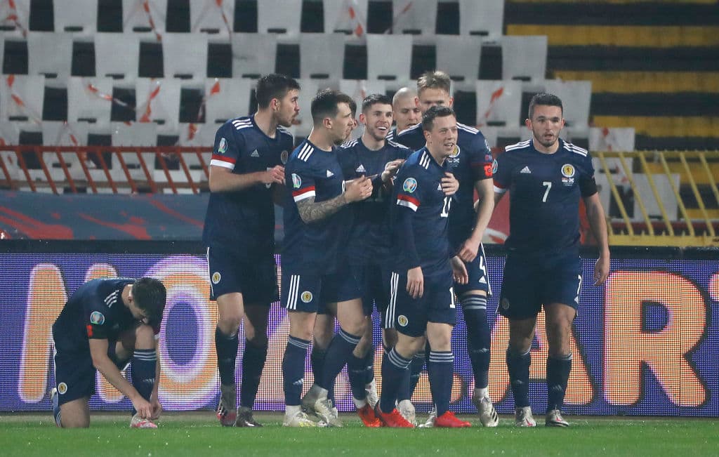Escocia se lleva el último boleto calificatorio para la Euro 2020 tras vencer en penalties a Hungría. Un partido cardiaco que empató desde un inicio 1-1. Ryan Christie le daba el gane a los escoceses, pero Luka Jovic salvaba a la escuadra húngara. Después de 25 años, Escocia regresa a una Eurocopa.