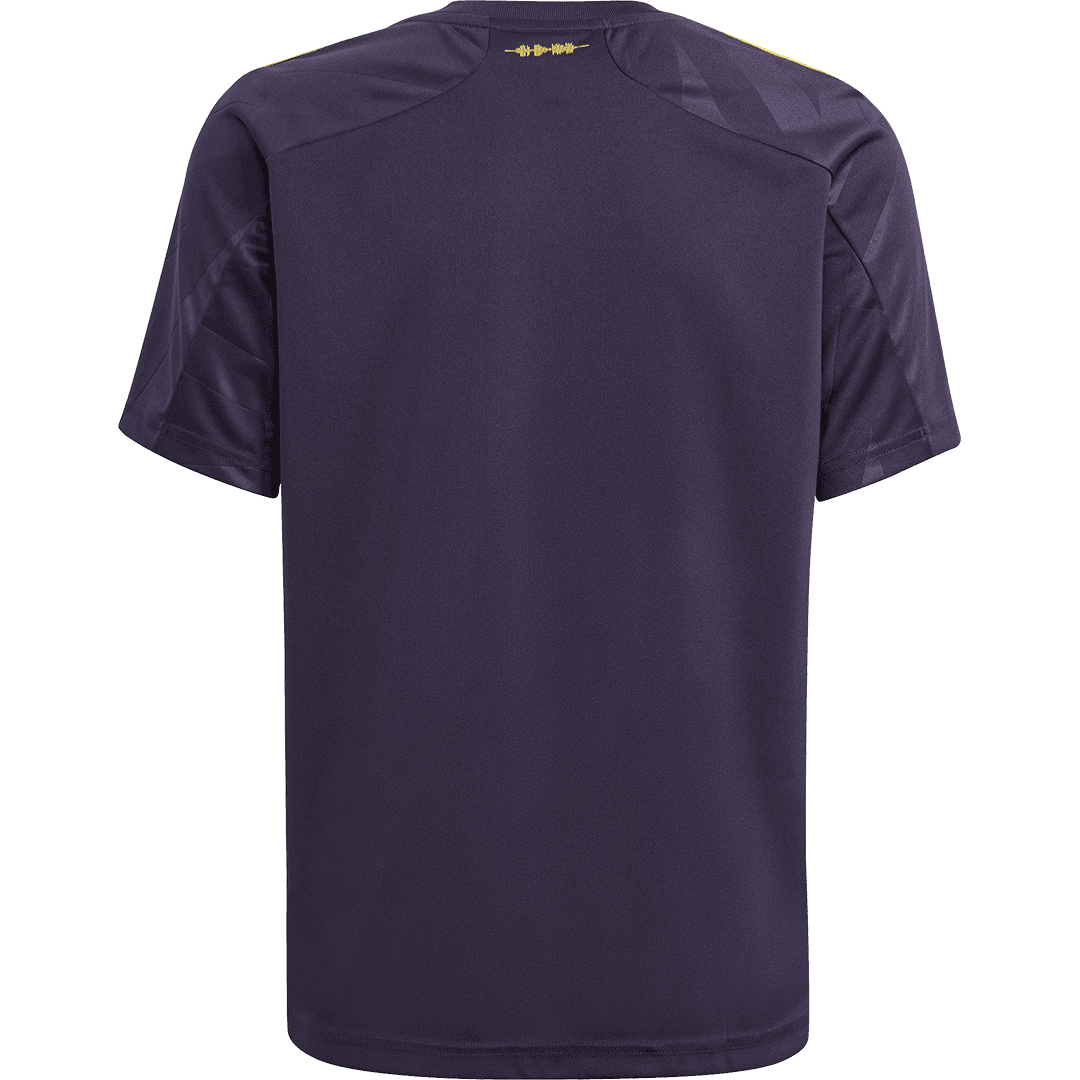 La camiseta mantiene el tono de las casacas del primer año de la franquicia: fondo azul marino en la camiseta alternativa como algunos vivos en dorado.
<br>