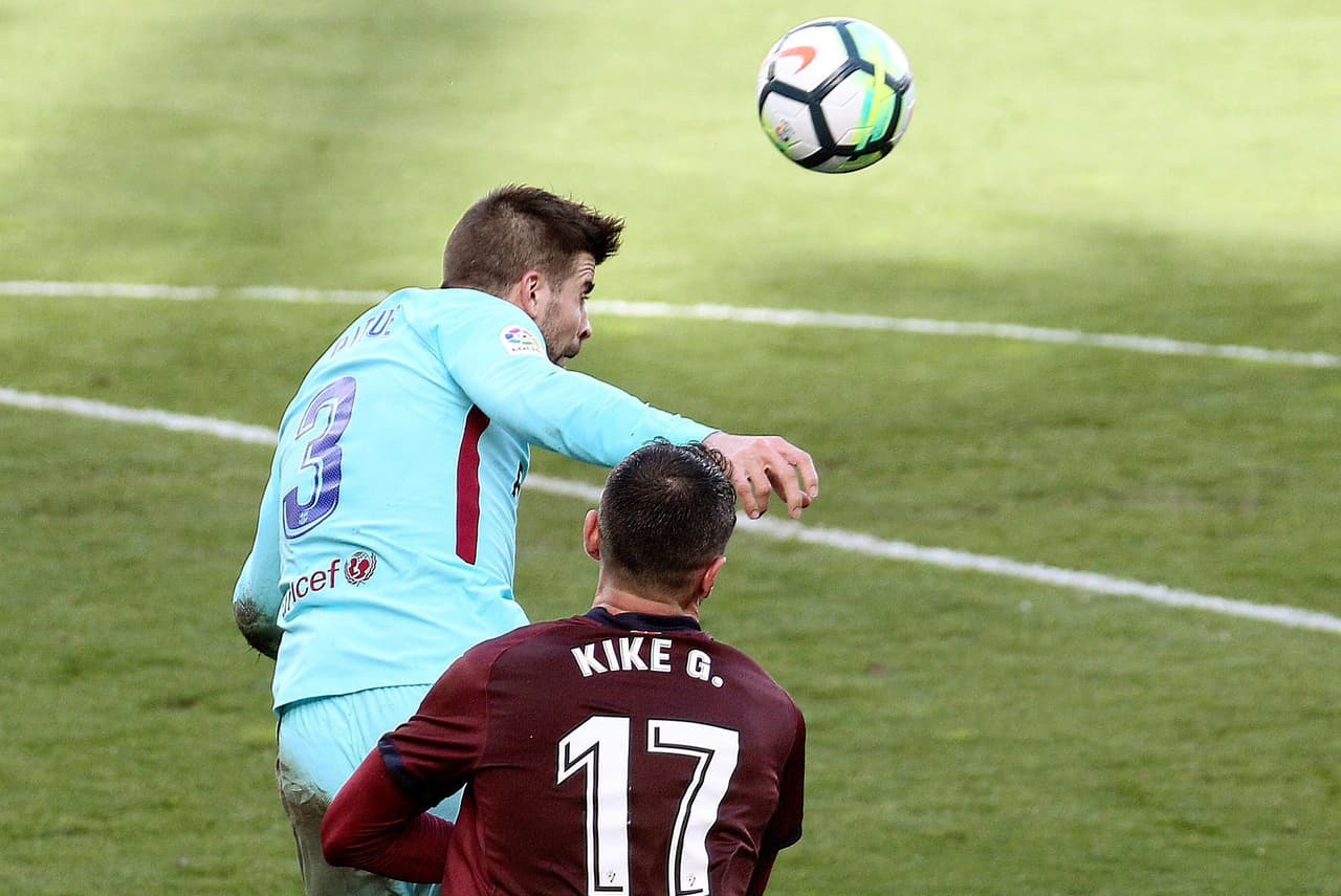 En el juego aéreo, Gerard Piqué se convirtió en garantía para el Barcelona, que sufría las embestidas.