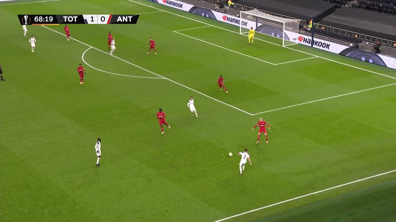 ¡TIRO ATAJADO! disparo por Steven Bergwijn.