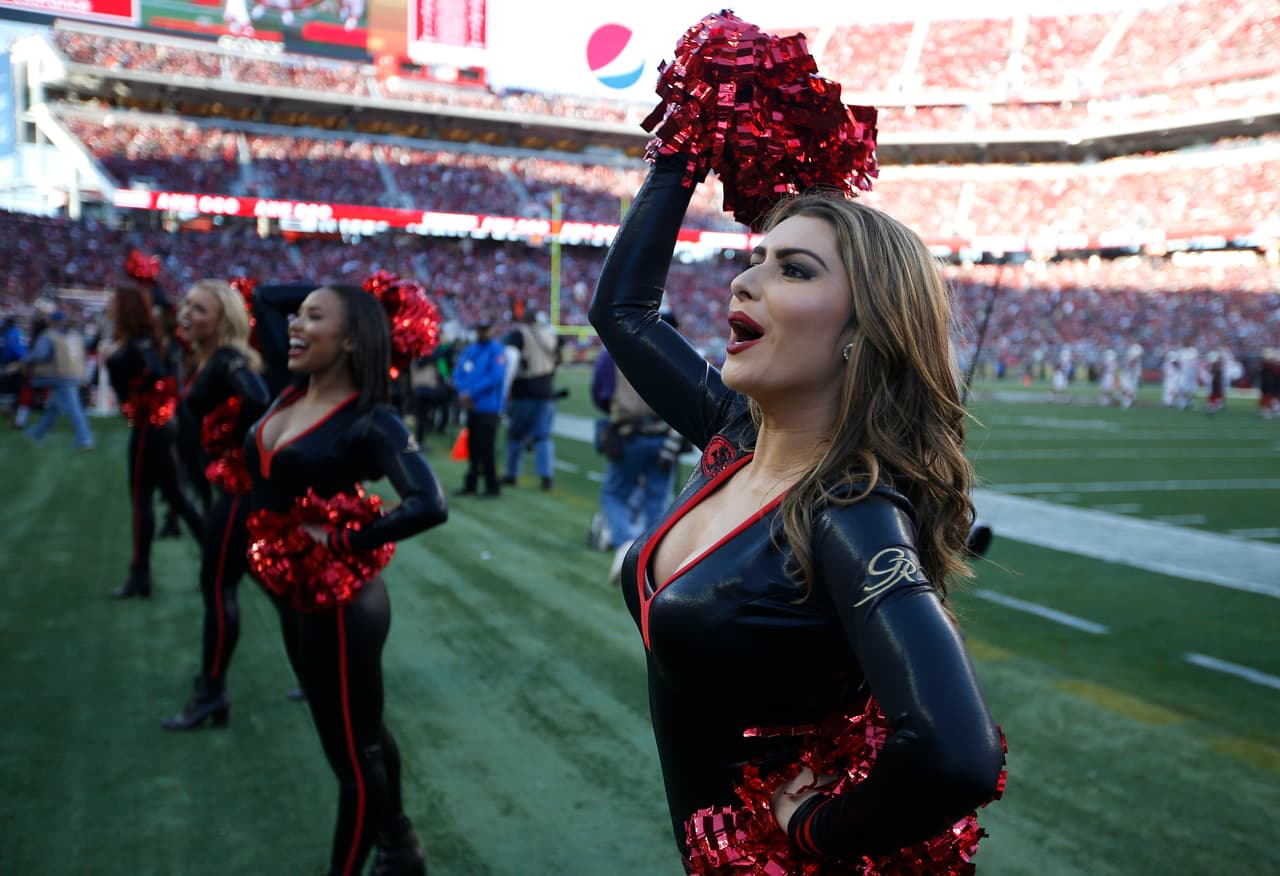 Las cheerleaders de los 49ers lucieron nuevamente estos hermosos diseños que resaltan la belleza de sus figuras. ¡Chécalas en la Semana 12!