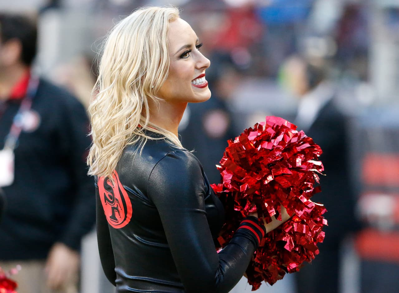 Las cheerleaders de los 49ers lucieron nuevamente estos hermosos diseños que resaltan la belleza de sus figuras. ¡Chécalas en la Semana 12!