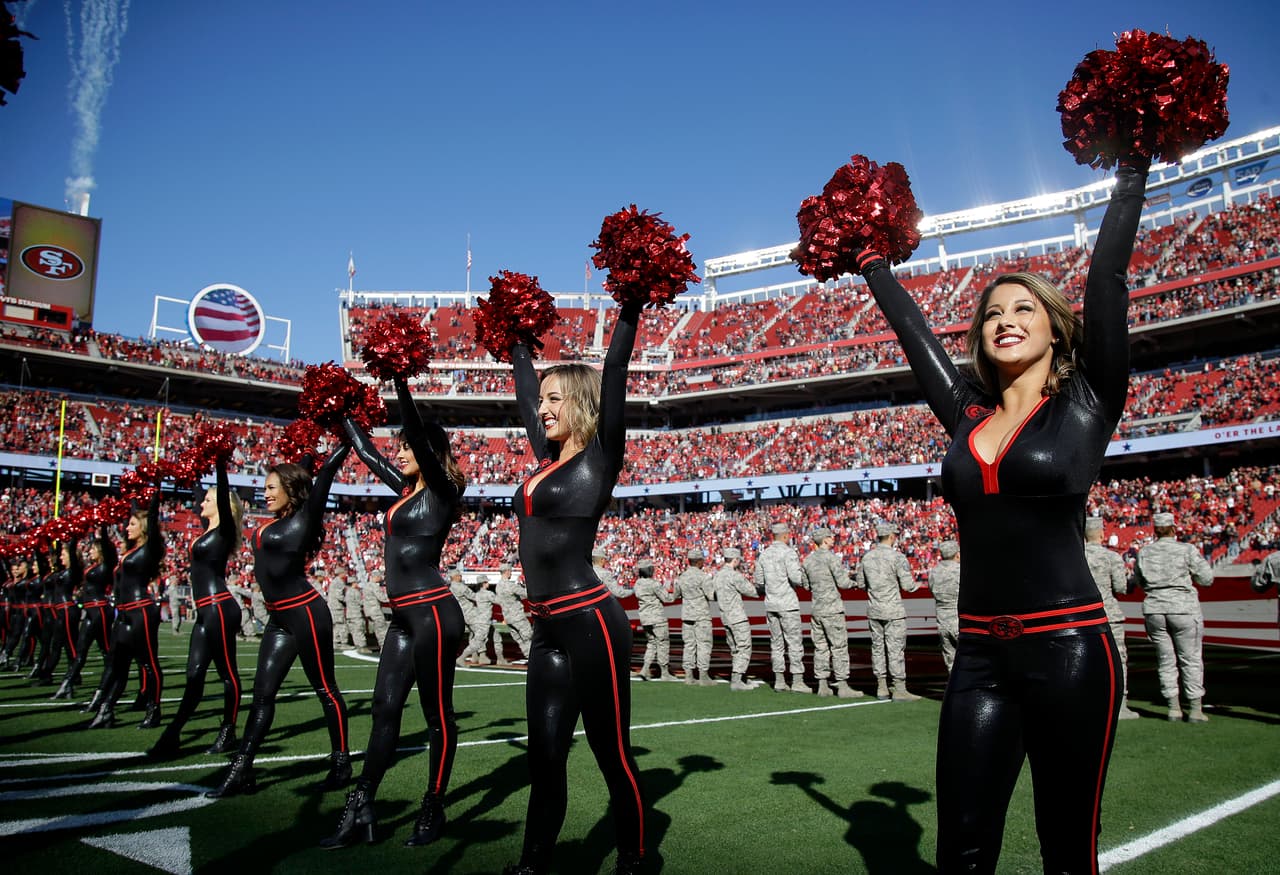 Las cheerleaders de los 49ers lucieron nuevamente estos hermosos diseños que resaltan la belleza de sus figuras. ¡Chécalas en la Semana 12!
