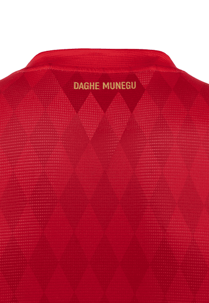 Como a final de los años 90's e inicio de milenio, con Thierry Henry, David Trezeguet, Ludovic Giuly, entre otros, el A.S. Mónaco volverá a vestir con prendas confeccionadas por la marca italiana Kappa. La playera cuenta con unos rombos en un rojo más oscuro y detalles dorados que le dan mucha elegancia a una prenda nostálgica para pasar la página de una temporada complicada en la que lucharon por la permanencia.