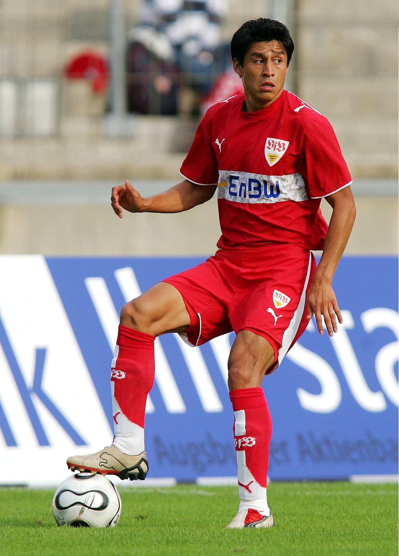 El técnico de la escuadra suaba, Armin Veh, habló con él y 
<b>le explicó que lo quería como lateral por derecha.</b>