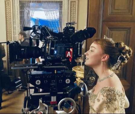 Aún no sabe si habrá una segunda temporada de la serie, pues ésta es rodada en el Reino Unido y, por la situación sanitaria, es casi imposible.