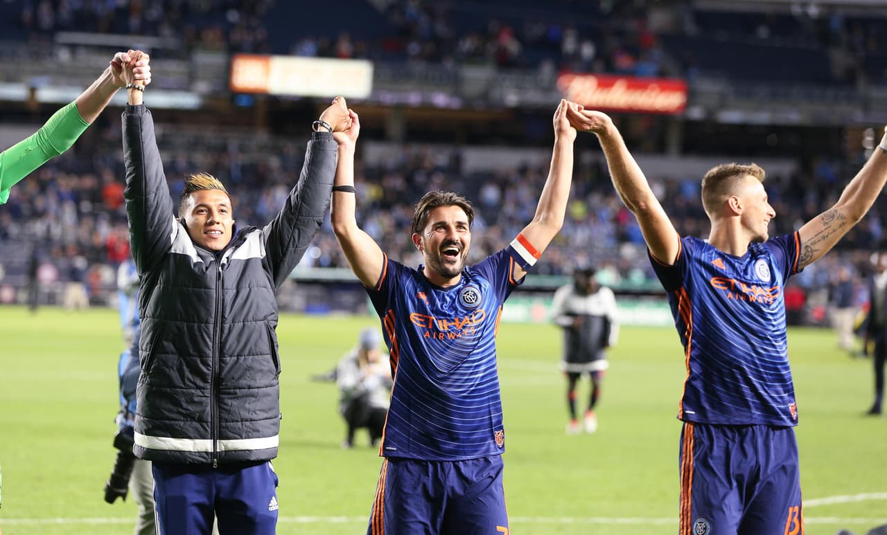 En 2016, NYC FC también incorporó otro azul con franjas anaranjadas. El resultado: un uniforme muy bien recibido por su afición.