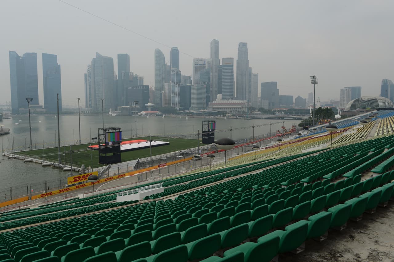 Marina Bay Stadium (Singapur) - Hace parte de las excentricidades de la bahía. Puede albergar 9,000 espectadores y soportar 1,070 toneladas de peso. Además de ser escenario deportivo, también se realizan conciertos.
