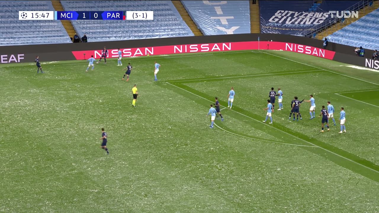 ¡CERCA! Marcos Aoas Correa disparó que se estrella en el poste.