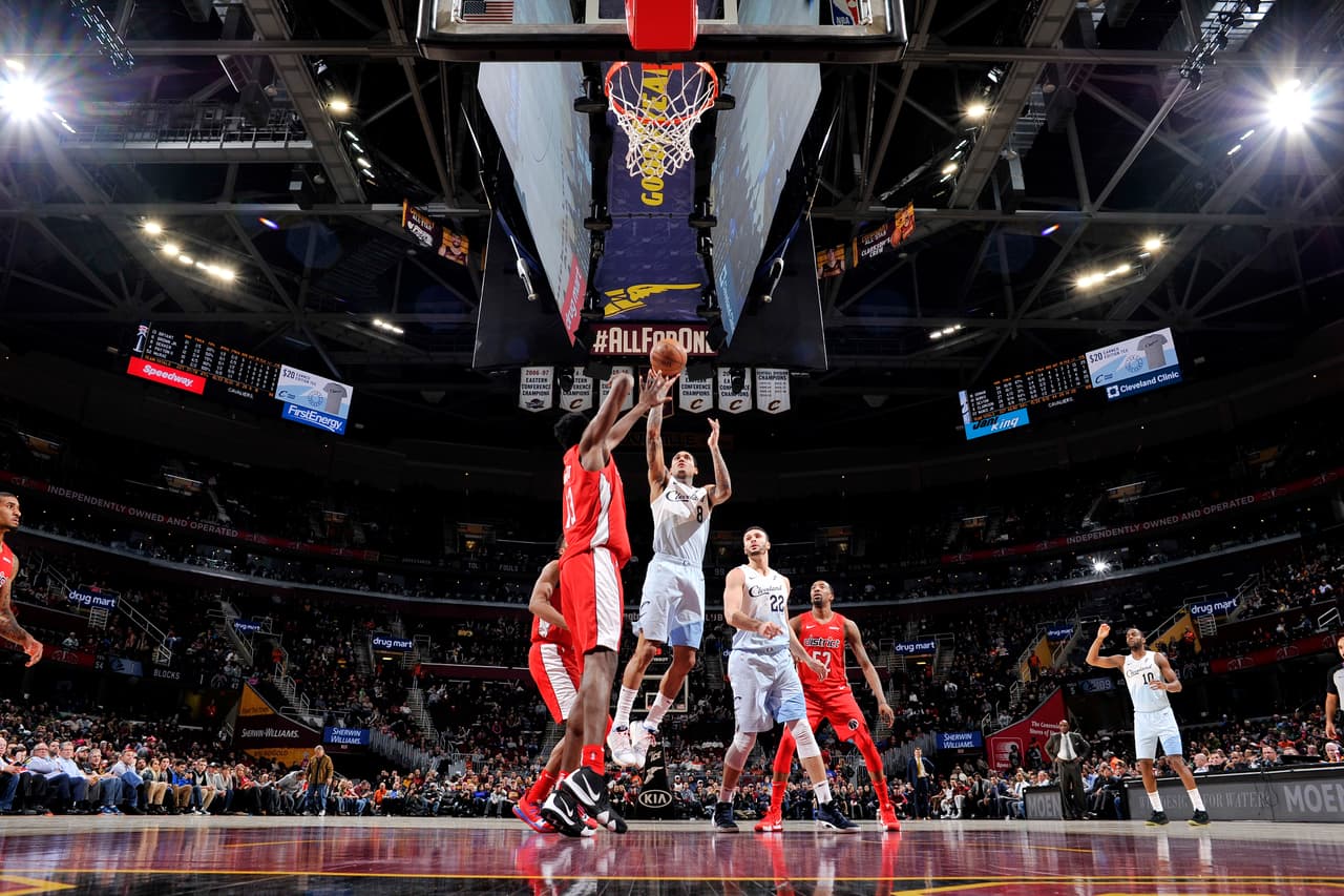 Wizards 113 -116 Cavaliers: el Quicken Loans Arena volvió a ver a sus Cavs victoriosos en la jornada del martes con una gran actuación de Jordan Clarckson y Cedi Osman, quienes entre los dos sumaron 54 puntos, nueve asistencias y 10 rebotes. Abandonaron el último lugar del Este, ahora ocupado por los Knicks.