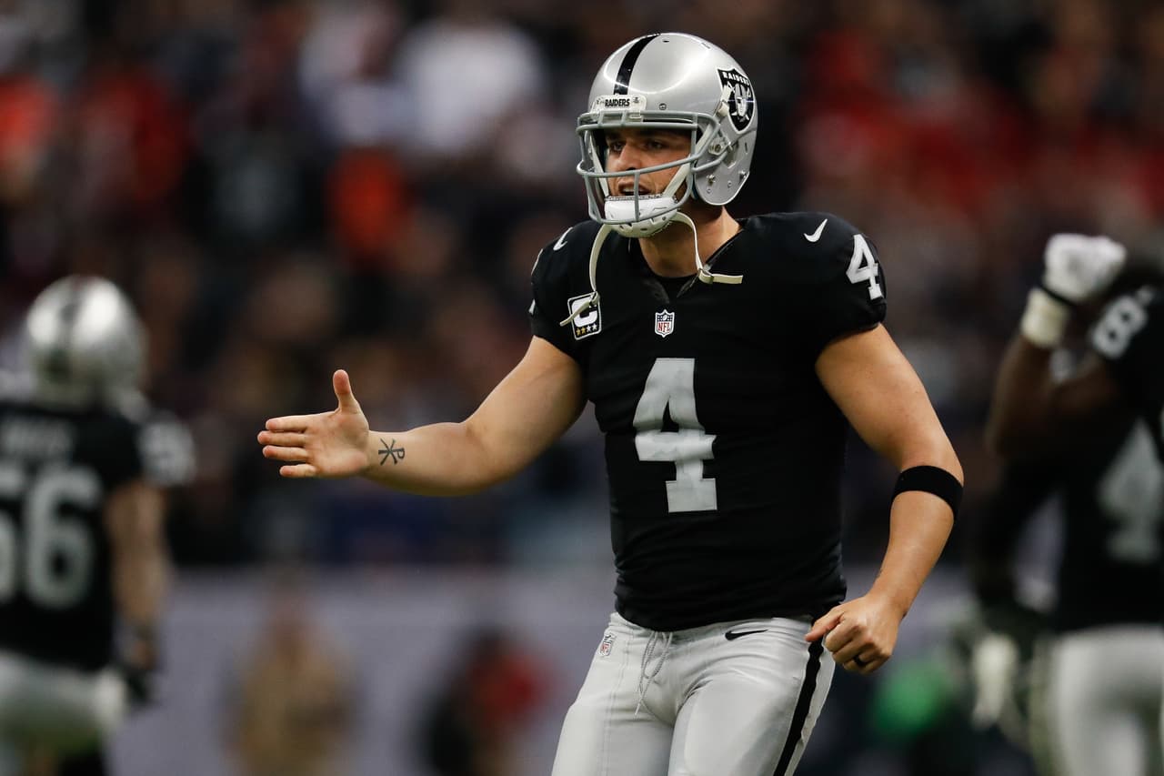 <b>No. 11: DEREK CARR, QB Oakland Raiders</b>
<br>Derek Carr tuvo el mejor año de su carrera en 2016, logrando un alto porcentaje de completos 63,8; un total de 3.937 yardas, 28 touchdowns y seis intercepciones.