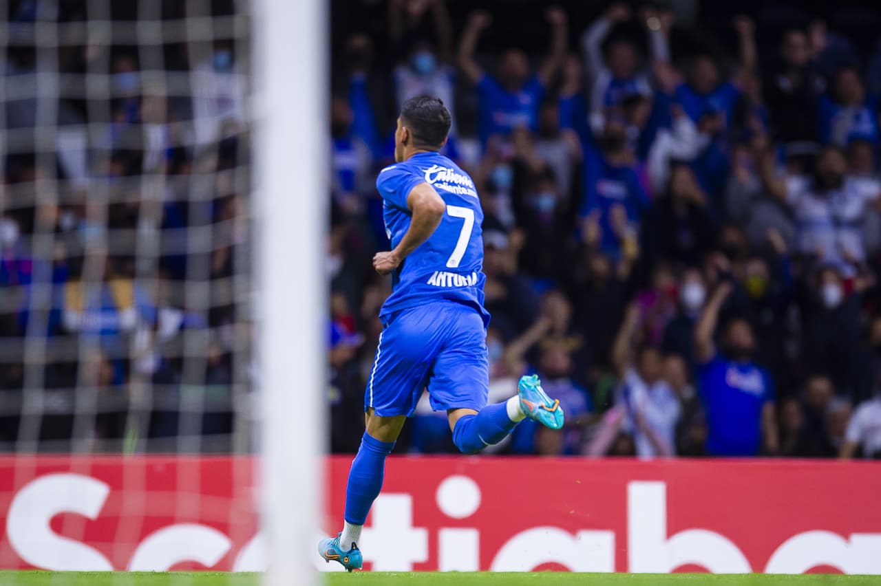 Cruz Azul dominó desde el inicio y en 20 minutos ya había abierto el marcador con un disparo cruzado de Uriel Antuna tras una desatención de la defensa del Montreal.