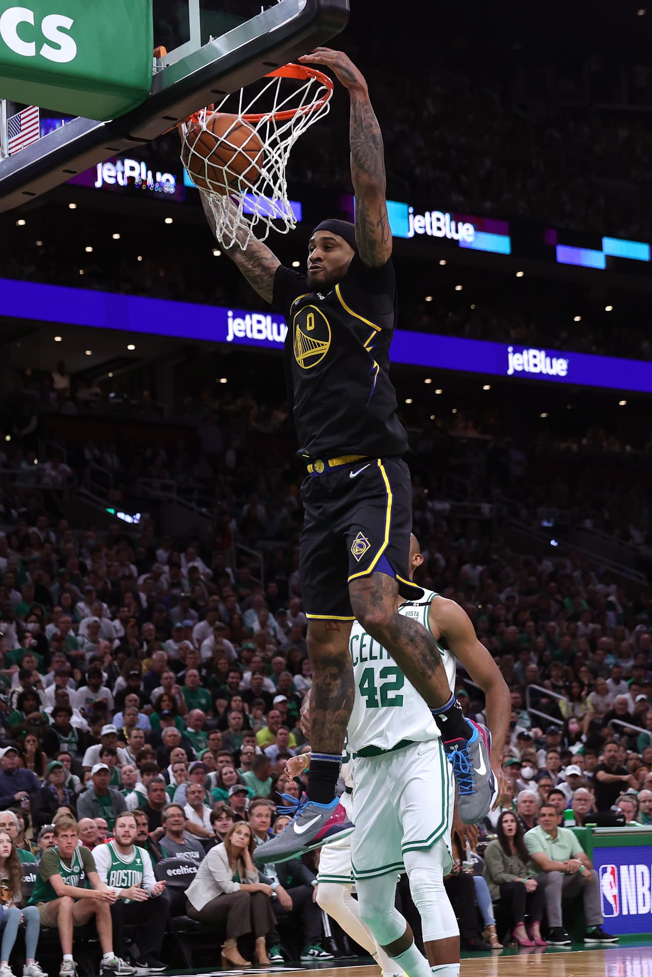 Con 43 puntos de un titánico Stephen Curry, los Golden State Warriors vencieron el viernes 107-97 en la cancha de los Boston Celtics y empataron 2-2 en las Finales de la NBA.