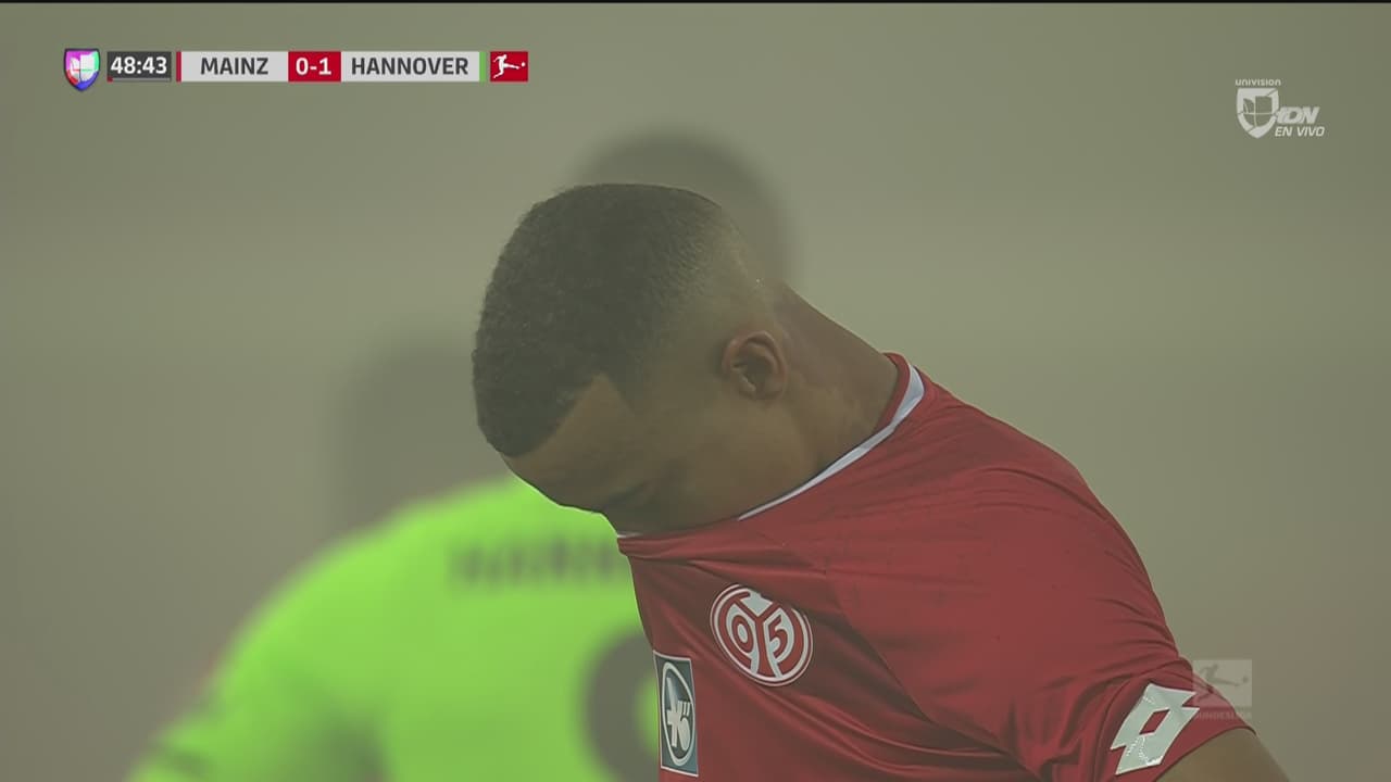 Fuego, humo y bengalas suspenden el fútbol en el Mainz-Hannover