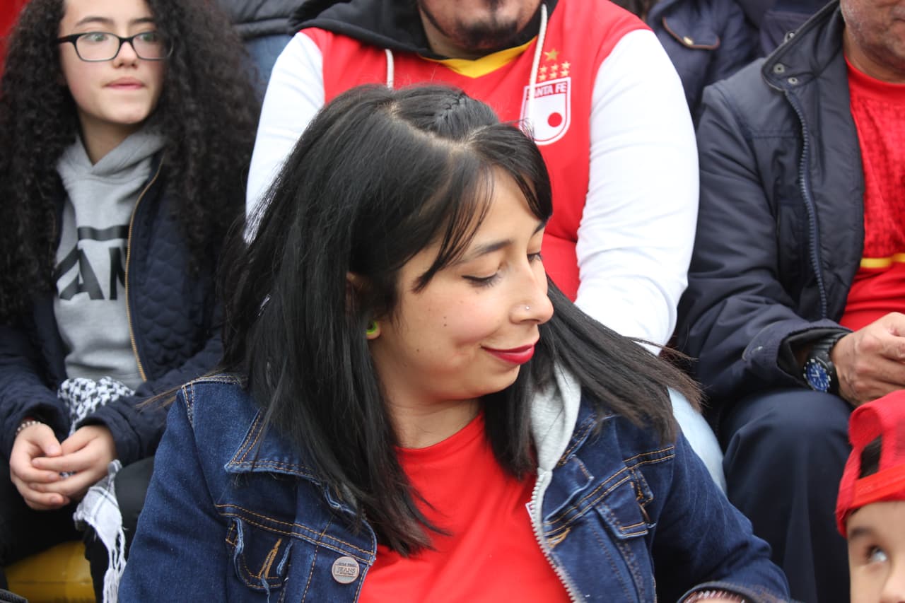Las aficionadas del equipo rojo de Bogotá llevaron todos sus encantos al clásico 291 ante Millonarios. El encuentro terminó 1-0 a favor de Santa Fe, club dirigido por el técnico uruguayo Gregorio Pérez.