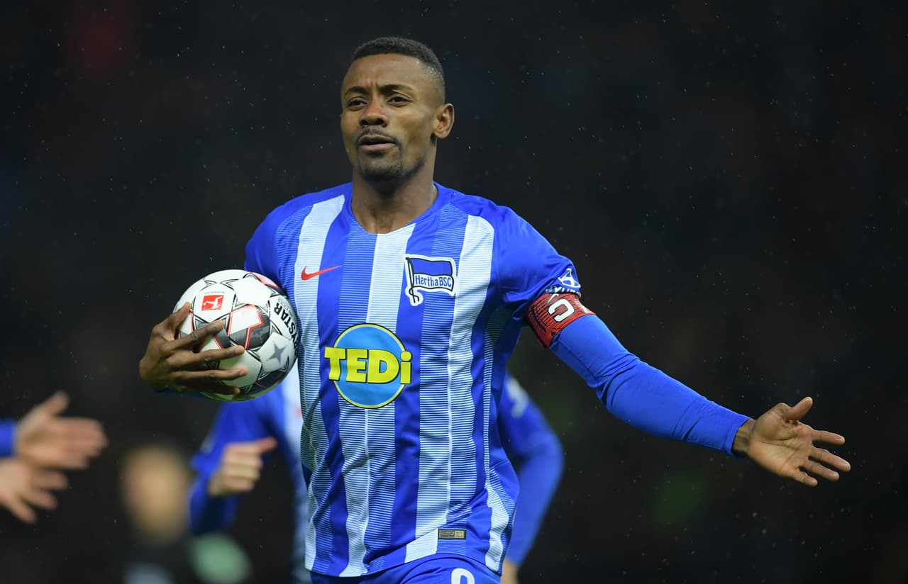 El delantero aprovechó un rebote en el área chica que dejó el portero del BVB y con el arco a placer mandó la pelota al fondo.