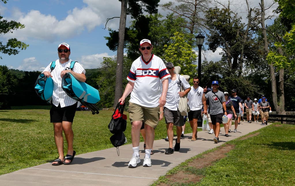 Entusiastas aficionados llegando a Cooperstown para ver a sus grandes ídolos ser exaltados al Salón de la Fama del béisbol.