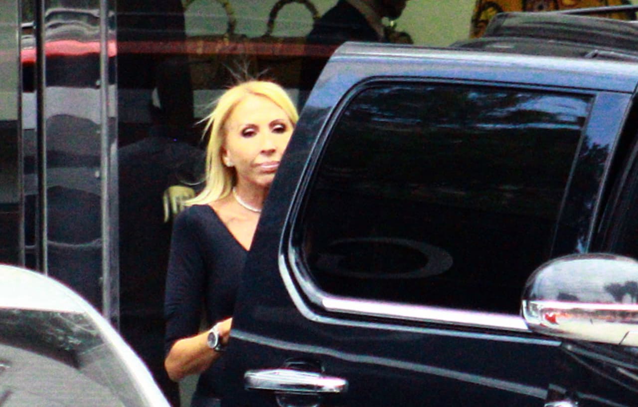 Tras un fallido paso por los comicios de 1997 en Perú, su programa "Las mujeres tienen la palabra" fue sacado del aire en 1996. Entonces, empezó a conducir un programa de entrevistas llamado "Laura".