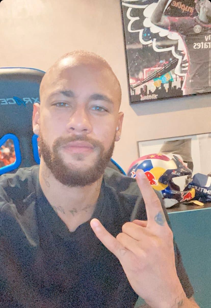 El atacante brasileño del PSG sorprendió con este look el 10 de febrero de 2020.