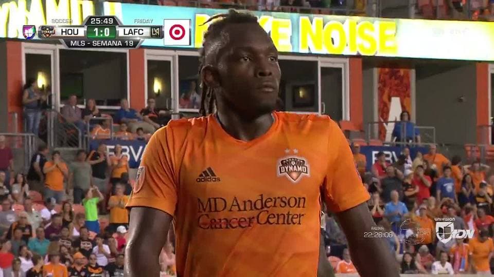 Tiro desviado de Alberth Elis