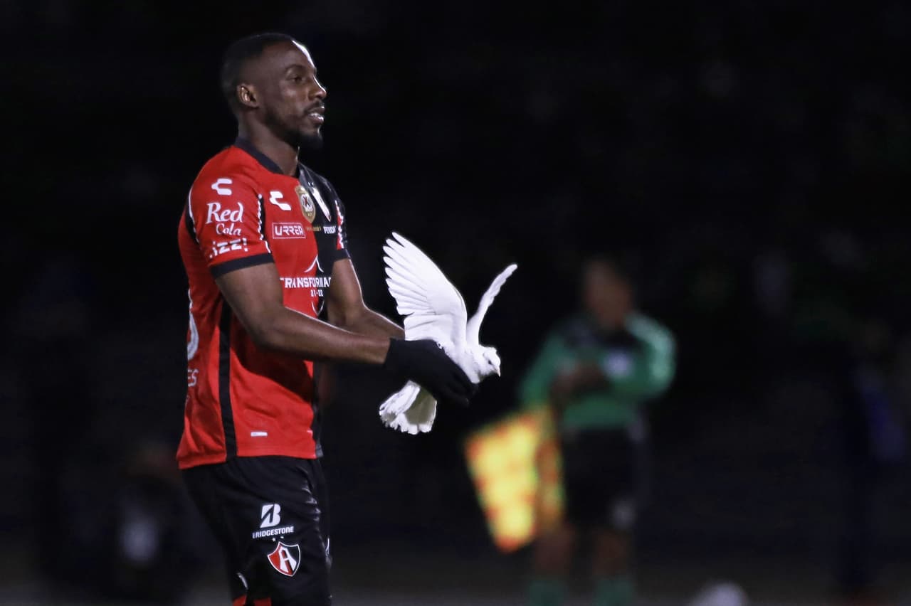 Gracias a los goles de Furch y Quiñones, Atlas le pega a unos alicaídos Bravos de Juárez que ya suman 5 partidos sin conocer la victoria y que ponen al Tuca en la ‘cuerda floja’.
