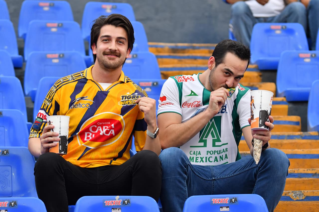 Aficionados de Tigres, mayoritariamente, y del León, tomaron por 'asalto' las inmediaciones del Estadio Universitario para atestiguar el juego de Ida de la Final del Clausura 2019 de la Liga MX en Monterrey. Se esmeraron y le pusieron un fantástico ambiente.