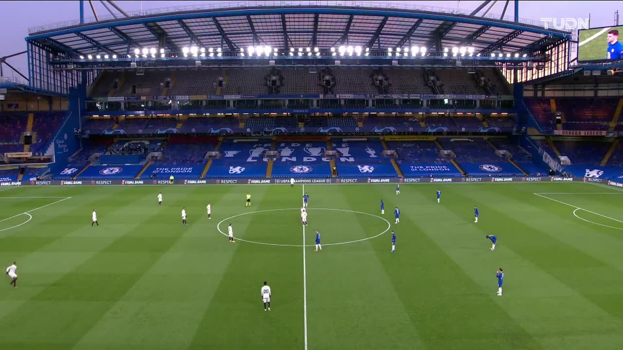 Arranca el partido y la pelota está en juego.