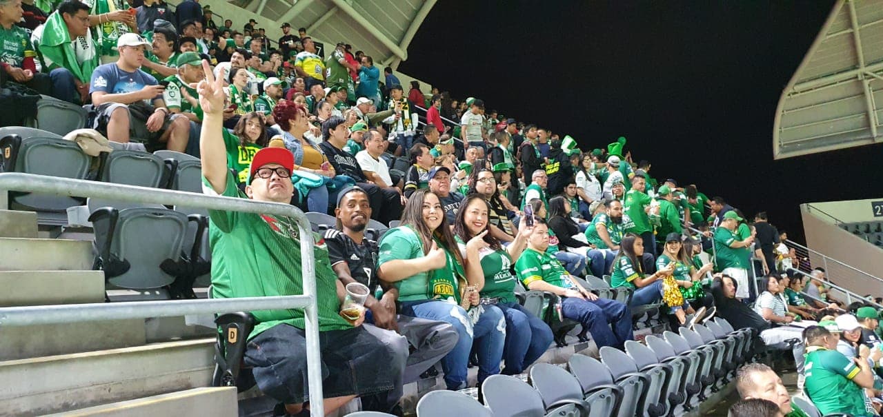 Los aficionadosa de León realizaron el viaje a Los Angeles para celebrar con su equipo el pase a la siguiente fase.