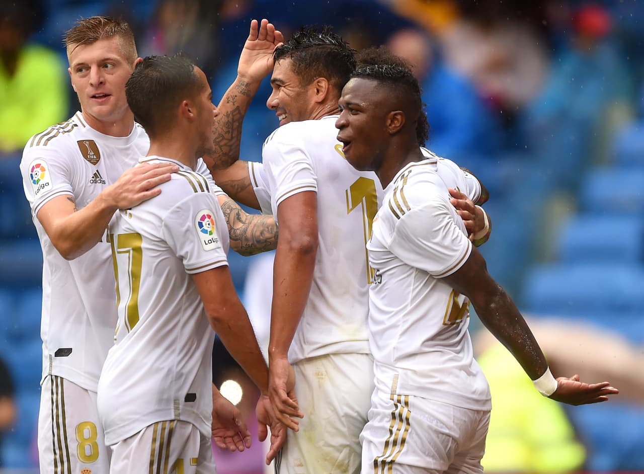 El Real Madrid consumó un gran primer tiempo y vencía 3-0 con doblete de Karim Benzema y uno más de Casemiro pero en la segunda mitad sufrió, recibió goles de Mayoral y Melero, dos ex madridistas, y una atajada de Courtois salvó el posible empate.