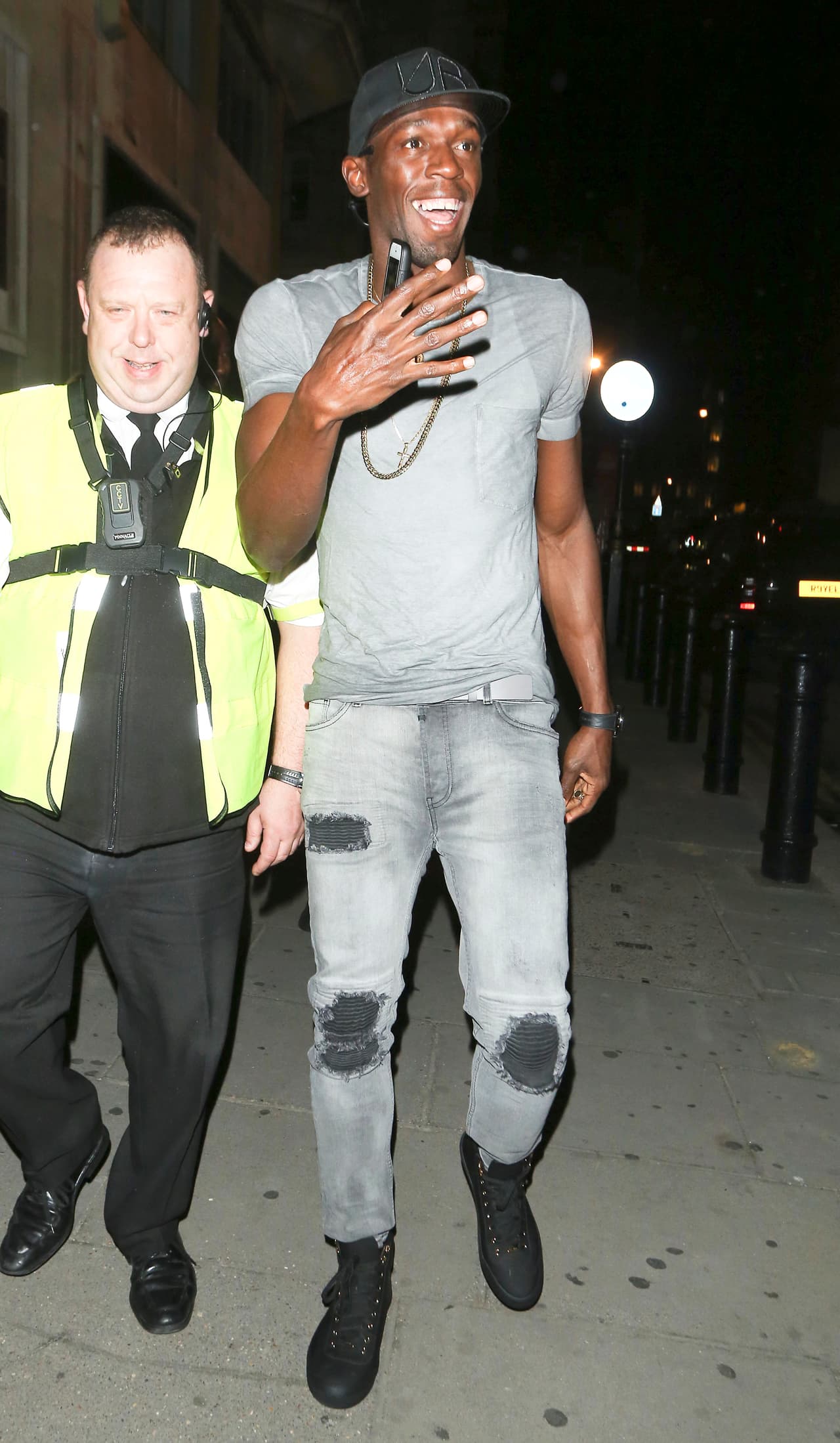 Su sonrisa lo dice todo, el atleta se la está pasando de lo lindo.