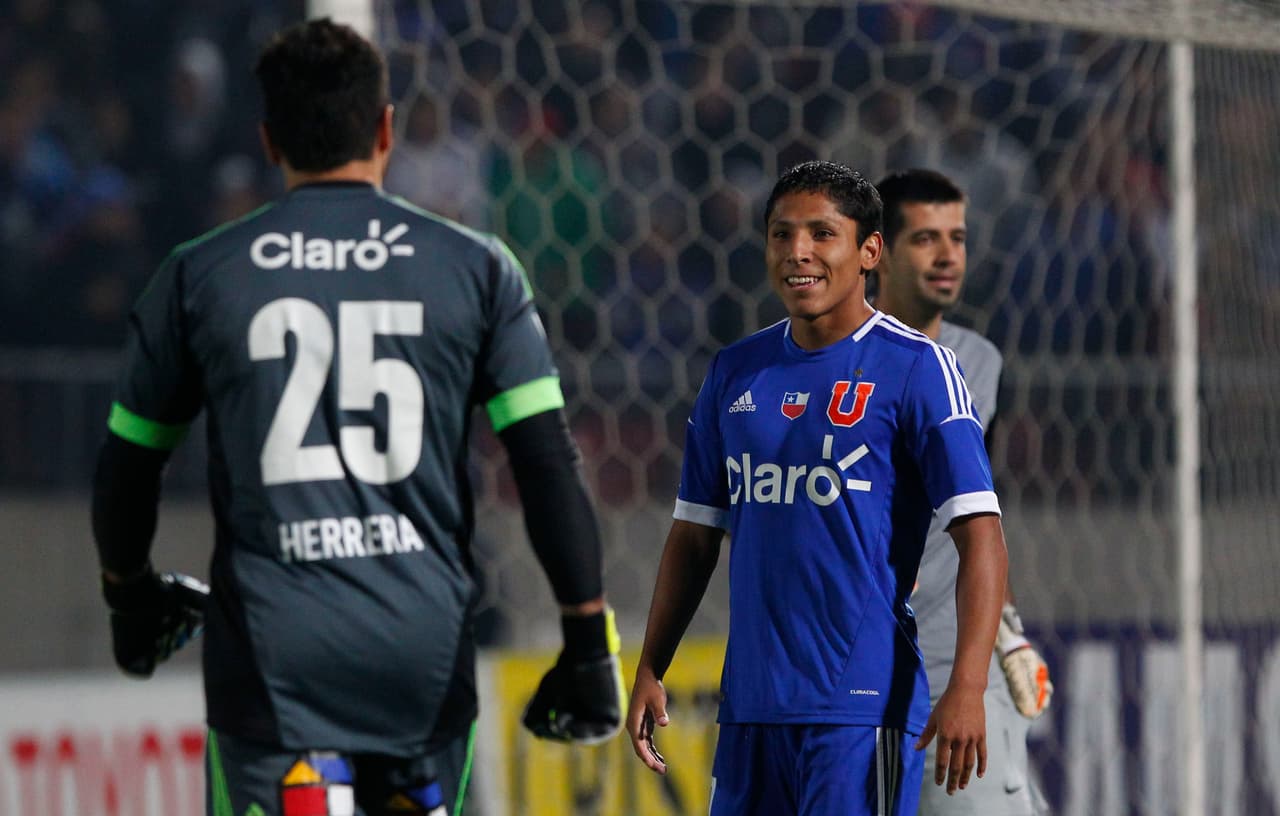 Como ocurre con los poco cotizados futbolistas peruanos, Raúl Ruidíaz fichó por seis meses con la Universidad de Chile dirigida por Jorge Sampaoli en 2012.