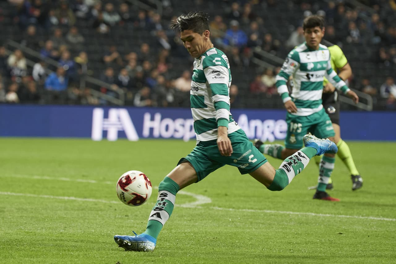 Gerardo Artega recibe la pelota dentro del área de Monterrey y saca un derechazo que se etrella en el poste del arquero Luis Cárdenas.