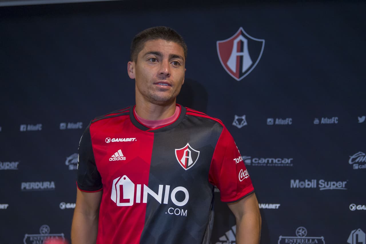 Así fue la presentación con Atlas del volante chileno Esteban Carvajal, que espera convertirse en un ídolo de la afición rojinegra.