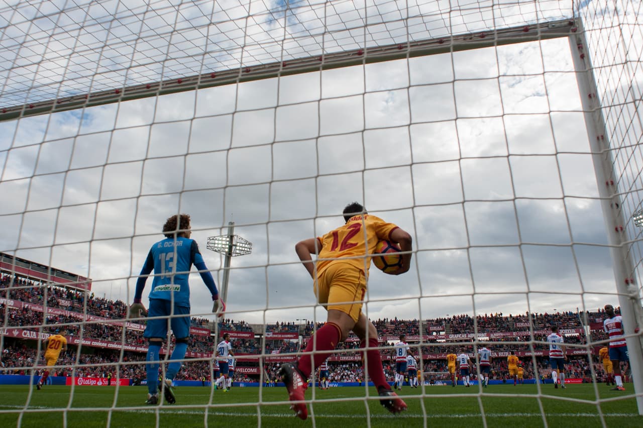 Ochoa celebra con Granada el primer triunfo de la temporada, en un partido en el que solo con un penalti en la última jugada del partido fue posible que lo vulneraran.