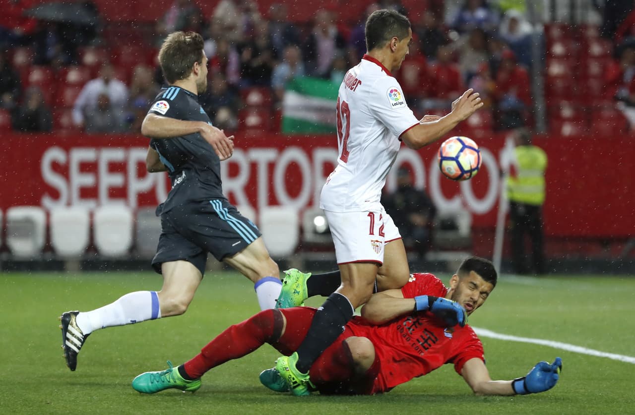 El francés Ben Yedder avisó primero con una jugada muy similar al que sería el gol de Sarabia. Logró llegar a un balón por derecha y definió por encima del portero visitante: el balón se fue por muy poco.