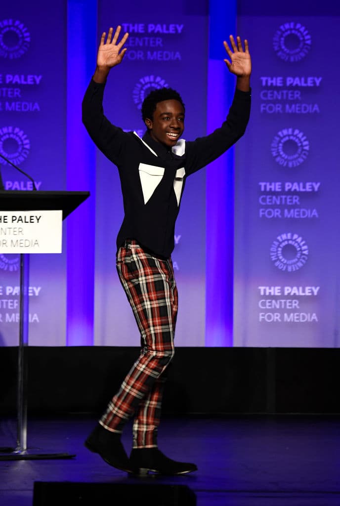 Recordemos que al final de la tercera temporada Eleven pierde sus poderes, el sheriff Hopper se encuentra desaparecido y Joyce decidió llevarse a sus hijos a otra ciudad.
<br>